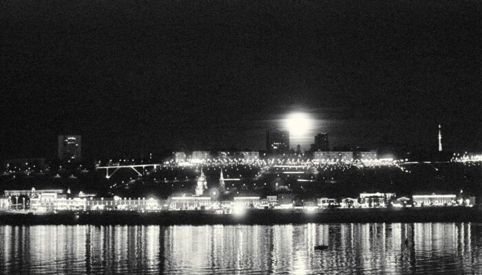 Луна над городом. нижний Новгород, Бильдягин Михаил, фотографии