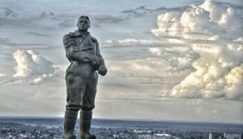 Валерий Чкалов, памятник в Нижнем Новгороде